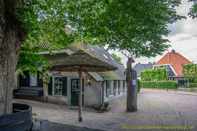 Garderen - Houten dierenbeelden