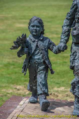 Oosterbeek - Soldaat met bloemenmeisje