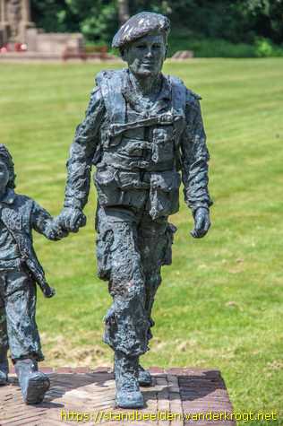 Oosterbeek - Soldaat met bloemenmeisje