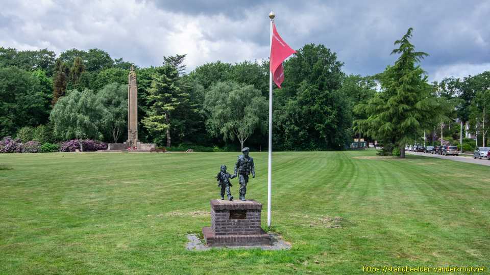 Oosterbeek - Soldaat met bloemenmeisje