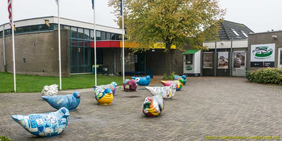 Pieterburen - Twee gedenkstenen met zeehonden