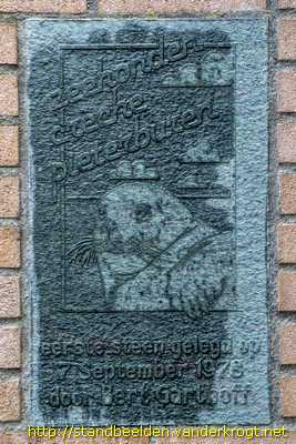 Pieterburen - Twee gedenkstenen met zeehonden