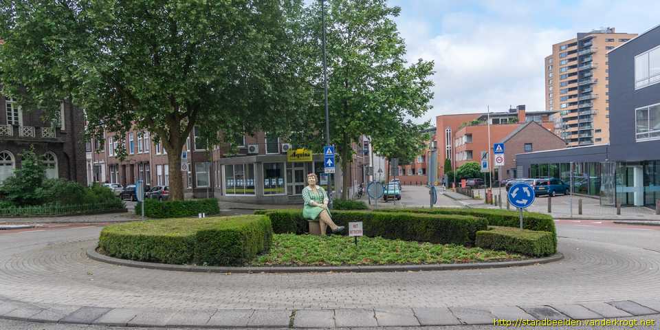 Heerlen - Zittende vrouw in groene jurk