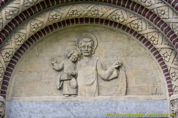 Nieuwenhagen - Beeldhouwwerk kerk O.L.V. Hulp der Christenen
