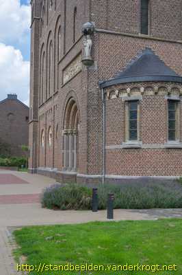 Nieuwenhagen - Beeldhouwwerk kerk O.L.V. Hulp der Christenen
