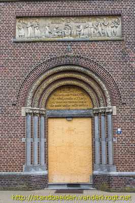 Nieuwenhagen - Beeldhouwwerk kerk O.L.V. Hulp der Christenen