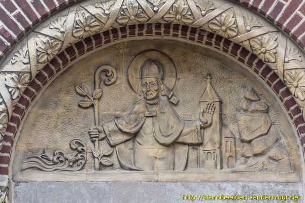 Nieuwenhagen - Beeldhouwwerk kerk O.L.V. Hulp der Christenen