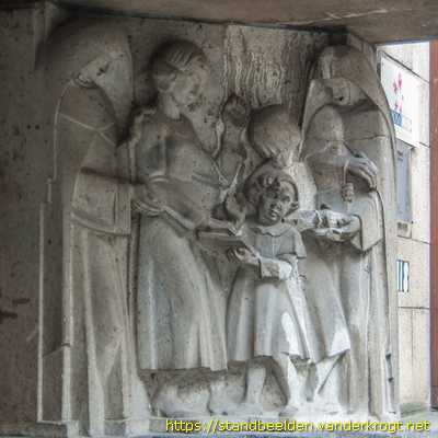 Maastricht - Ursulinen met kinderen en Sint Angela de Merici