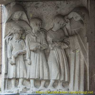 Maastricht - Ursulinen met kinderen en Sint Angela de Merici
