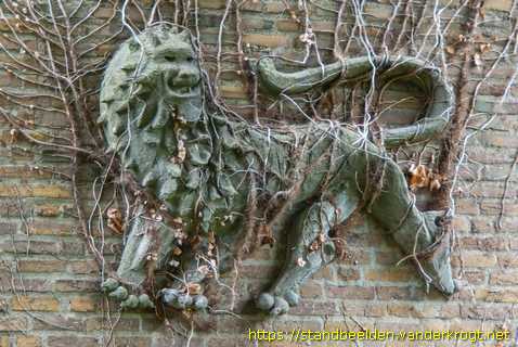Meerssen - Gevelsculpturen Sint Jozef Arbeider