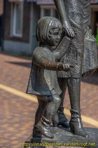 Tegelen - Winkelende vrouw