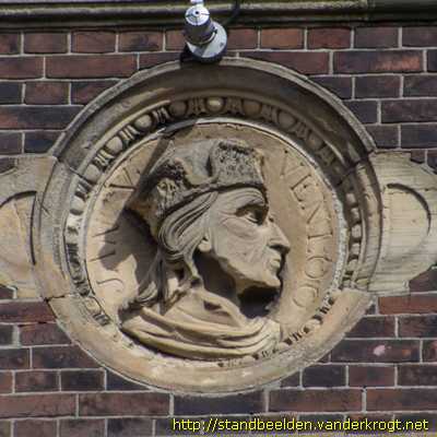 Venlo - Portretreliëfs beroemde Venlonaren (Stadhuis)