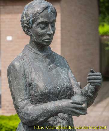 Liempde - Vrouw met Vlaswiek