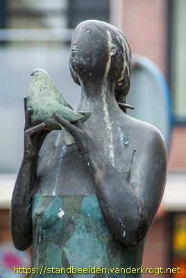 Dongen - Vrouw met vogel