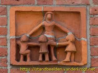 Gemert - Reliëfs Wit-Gele-Kruis
