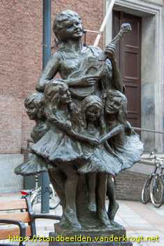 's-Hertogenbosch - Musicerende vrouw