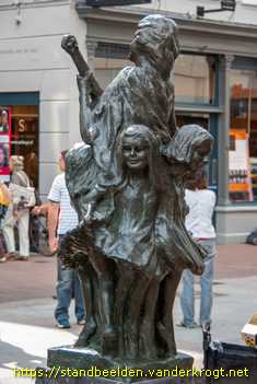 's-Hertogenbosch - Musicerende vrouw