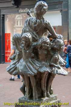 's-Hertogenbosch - Musicerende vrouw