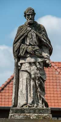 Lithoijen - Heiligenbeelden kerkhofmuur