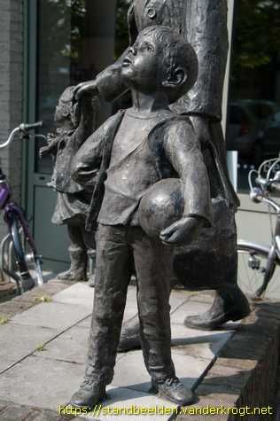 Sint Willebrord - Vrouw met kinderen