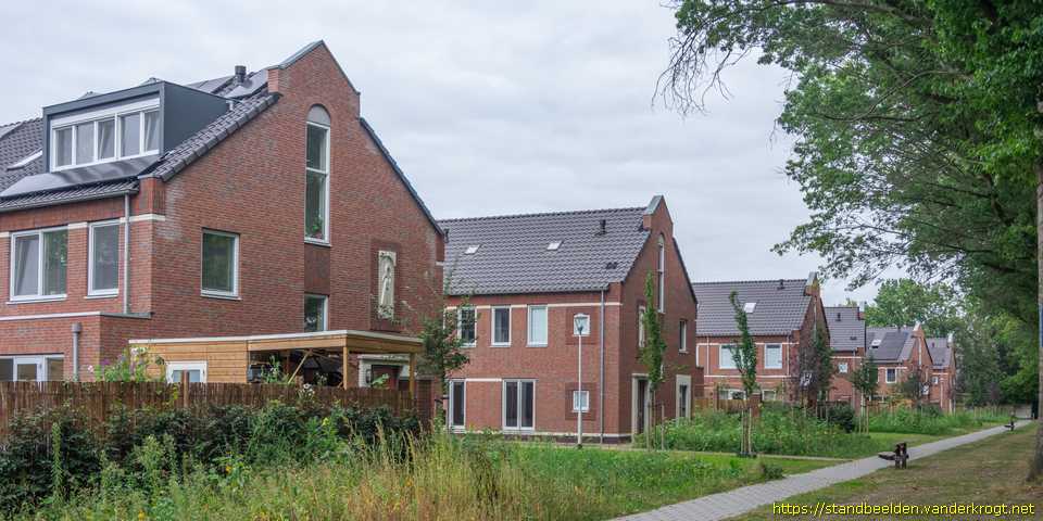Berkel-Enschot - Gevelreliëfs Maria/Trappistinnen