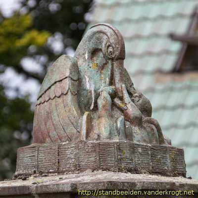 Vught - Pomp met pelikaan en portretten echtpaar Van Beuningen