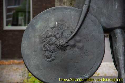 Zundert - Het bloemencorsomeisje