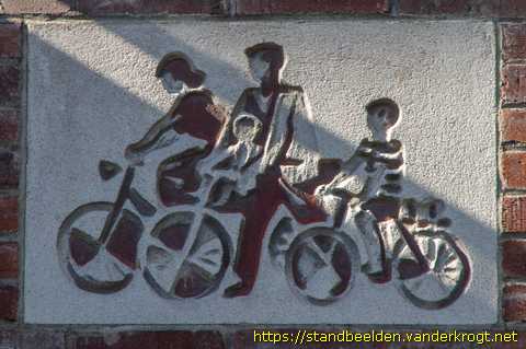 Amstelveen - Gevelstenen mensen, vogels en vissen