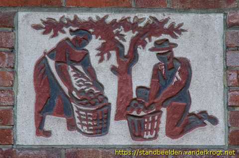Amstelveen - Gevelstenen mensen, vogels en vissen