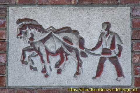 Amstelveen - Gevelstenen mensen, vogels en vissen
