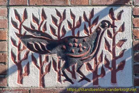 Amstelveen - Gevelstenen mensen, vogels en vissen
