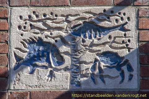 Amstelveen - Gevelstenen mensen, vogels en vissen