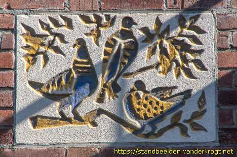 Amstelveen - Gevelstenen mensen, vogels en vissen