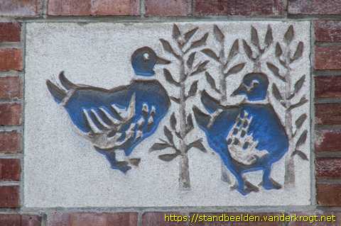 Amstelveen - Gevelstenen mensen, vogels en vissen