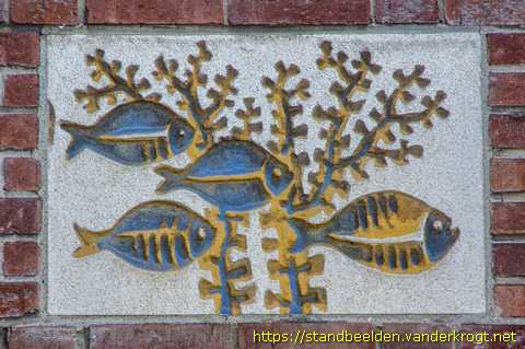 Amstelveen - Gevelstenen mensen, vogels en vissen