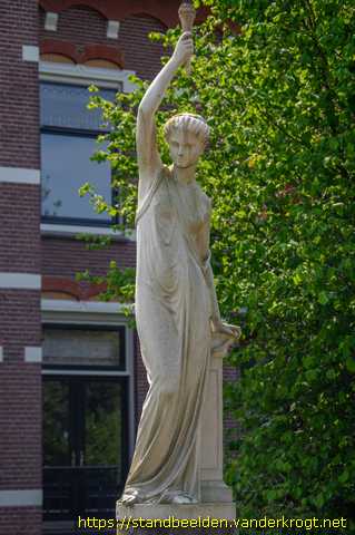 Bussum - Fakkeldraagsters Héro en Eleusine