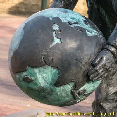 Limmen - Man met wereldbol en kind