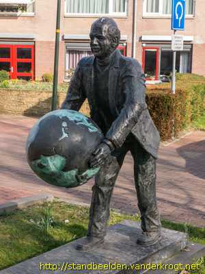 Limmen - Man met wereldbol en kind