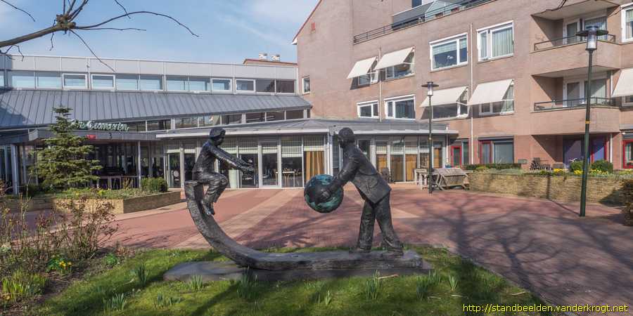 Limmen - Man met wereldbol en kind