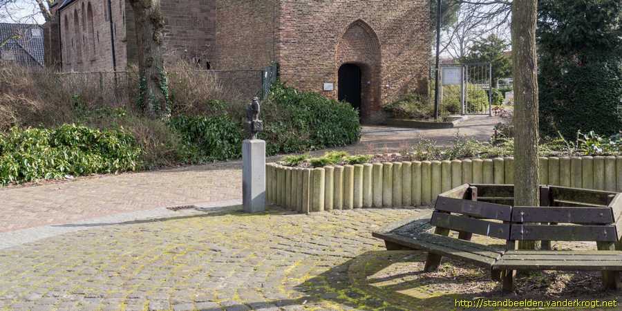 Castricum - Twee figuren met koffers