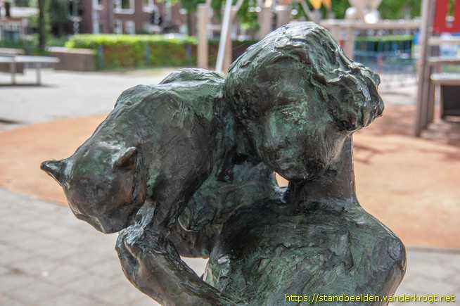 Haarlem - Vriendschap (Meisje met kat en hond)