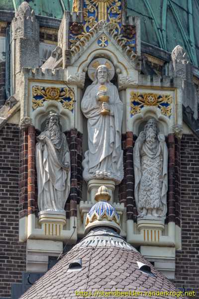 Haarlem - Beelden aan de KoepelKathedraal
