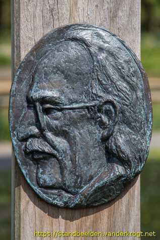 Hoofddorp - Aart Jonker monument met Oehoe