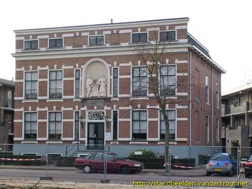 Huizen - Weesjongen en meisje met bijbel