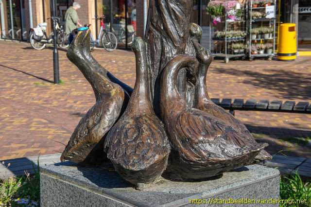 Kortenhoef - Meisje met ganzen