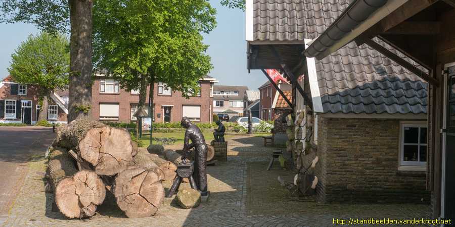 Enter - Klompenmaker achter zijn werkbank