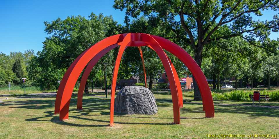 Veenendaal - Figuurtje op steen onder koepel