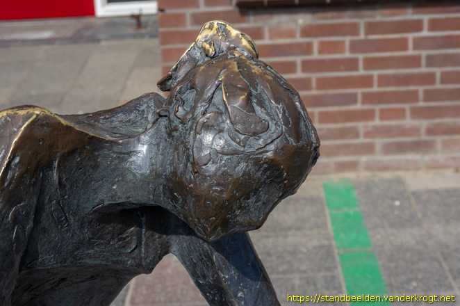 Woerden - Schrijvend meisje