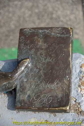 Woerden - Schrijvend meisje