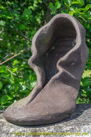 Woerden - Romeinse schoenen lopen de Limesbrug over